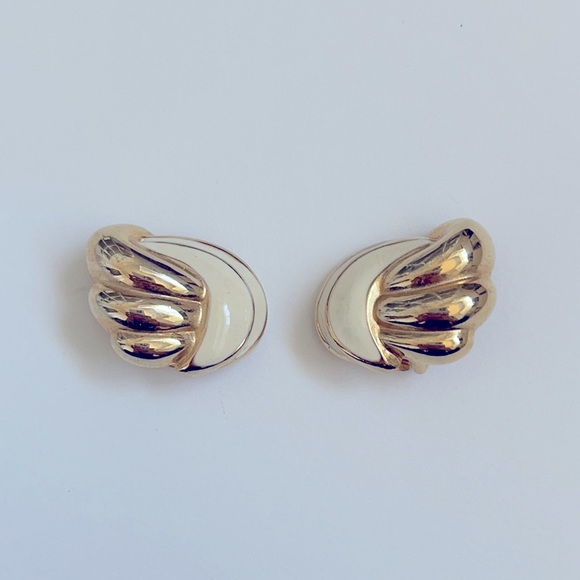 Vintage Clip On Earrings - Picture 1 of 5